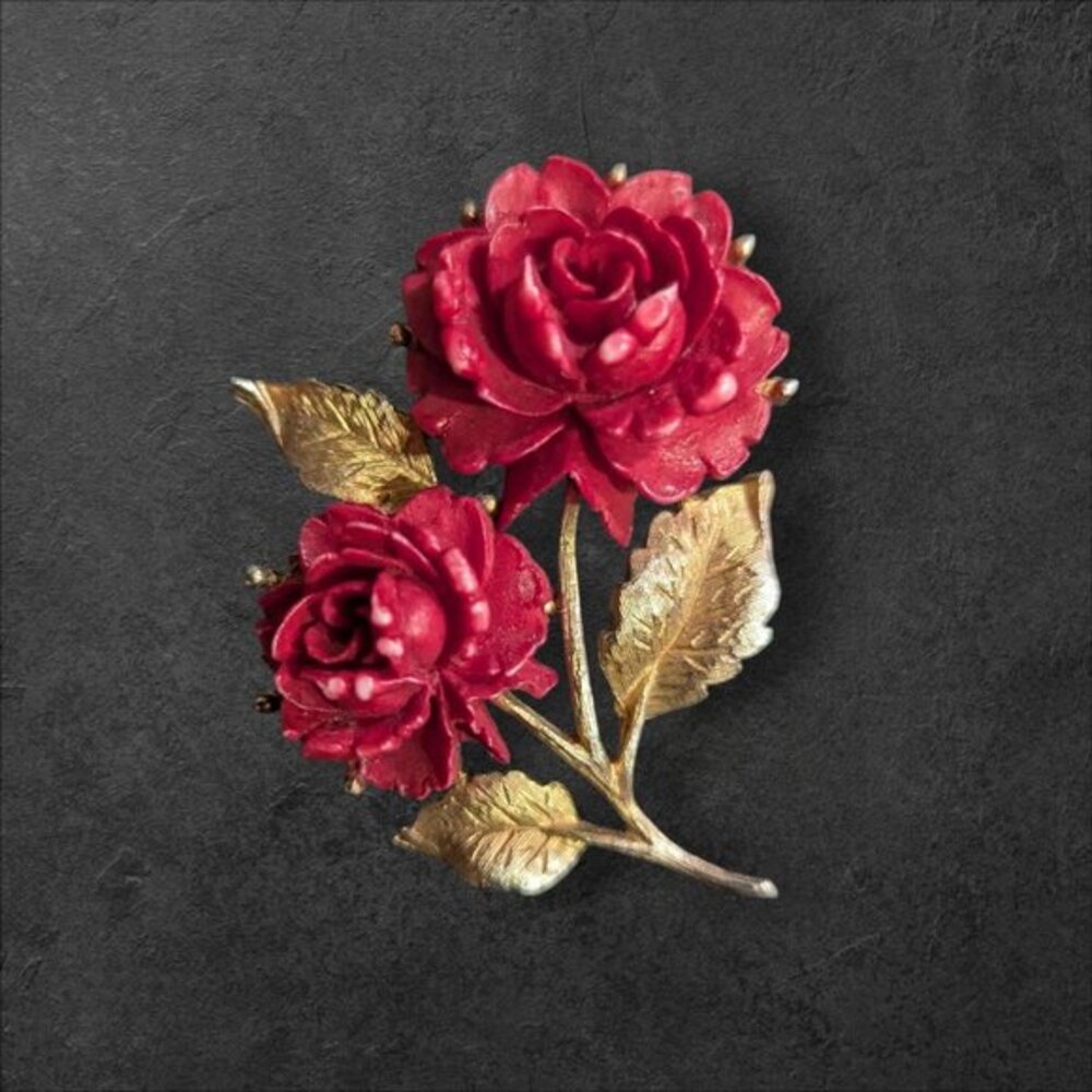 Vintage Red Rose‎ Brooch Gold Tone Floral Pin Carved Resin Two Flower Design